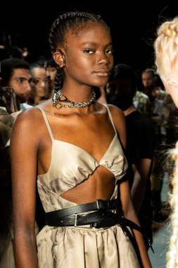 MİLAN, İTALYA 24 EYLÜL: 24 Eylül 2021 'de Milan Kadın Moda Haftası' nda 1. Perde 'den hemen önce sahne arkasında muhteşem bir model poz verdi.