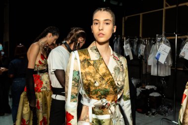 MİLAN, İTALYA 24 EYLÜL: 24 Eylül 2021 'de Milan Kadın Moda Haftası' nda 1. Perde 'den hemen önce sahne arkasında muhteşem bir model poz verdi.