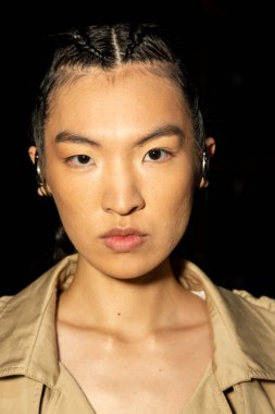 MİLAN, İTALYA 24 EYLÜL: 24 Eylül 2021 'de Milan Kadın Moda Haftası' nda 1. Perde 'den hemen önce sahne arkasında muhteşem bir model poz verdi.