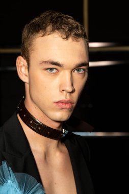 MİLAN, İTALYA 24 EYLÜL: Model Milan Kadın Moda Haftası 'nda 24 Eylül 2021' de Milan 'da 1. Perde' den hemen önce sahne arkasında poz veriyor