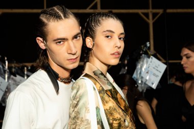 MİLAN, İTALYA 24 EYLÜL: 24 Eylül 2021 'de Milan Kadın Moda Haftası' nda 1. Perde 'den hemen önce sahne arkasında muhteşem modeller poz verdi