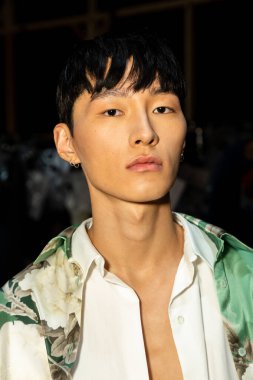 MİLAN, İTALYA 24 EYLÜL: Model Milan Kadın Moda Haftası 'nda 24 Eylül 2021' de Milan 'da 1. Perde' den hemen önce sahne arkasında poz veriyor