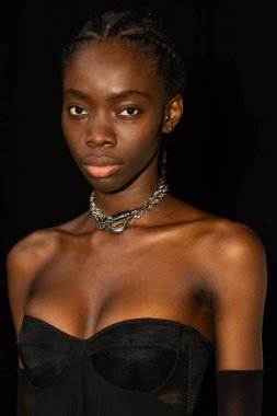 MİLAN, İTALYA 24 EYLÜL: 24 Eylül 2021 'de Milan Kadın Moda Haftası' nda 1. Perde 'den hemen önce sahne arkasında muhteşem bir model poz verdi.