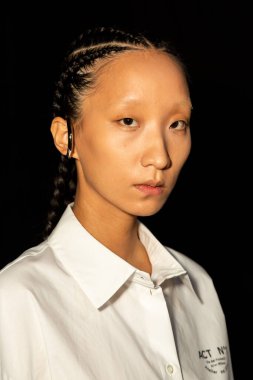 MİLAN, İTALYA 24 EYLÜL: 24 Eylül 2021 'de Milan Kadın Moda Haftası' nda 1. Perde 'den hemen önce sahne arkasında muhteşem bir model poz verdi.