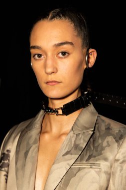 MİLAN, İTALYA 24 EYLÜL: 24 Eylül 2021 'de Milan Kadın Moda Haftası' nda 1. Perde 'den hemen önce sahne arkasında muhteşem bir model poz verdi.