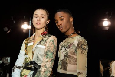 MİLAN, İTALYA 24 EYLÜL: 24 Eylül 2021 'de Milan Kadın Moda Haftası' nda 1. Perde 'den hemen önce sahne arkasında muhteşem modeller poz verdi