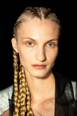 MİLAN, İTALYA 24 EYLÜL: 24 Eylül 2021 'de Milan Kadın Moda Haftası' nda 1. Perde 'den hemen önce sahne arkasında muhteşem bir model poz verdi.