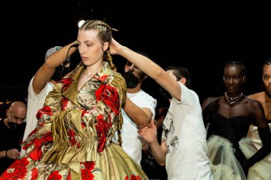 MİLAN, İTALYA 24 EYLÜL: 24 Eylül 2021 'de Milan Kadın Moda Haftası' nda 1. Perde 'den hemen önce sahne arkasında muhteşem bir model poz verdi.