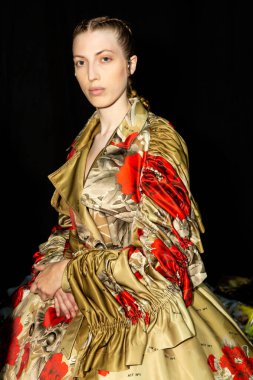 MİLAN, İTALYA 24 EYLÜL: 24 Eylül 2021 'de Milan Kadın Moda Haftası' nda 1. Perde 'den hemen önce sahne arkasında muhteşem bir model poz verdi.