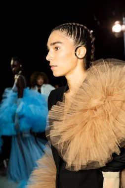 MİLAN, İTALYA 24 EYLÜL: 24 Eylül 2021 'de Milan Kadın Moda Haftası' nda 1. Perde 'den hemen önce sahne arkasında muhteşem bir model poz verdi.