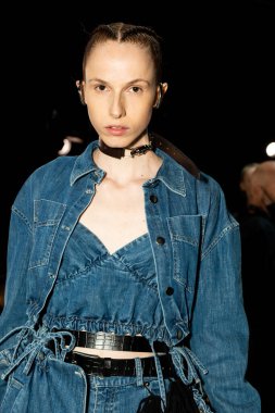 MİLAN, İTALYA 24 EYLÜL: 24 Eylül 2021 'de Milan Kadın Moda Haftası' nda 1. Perde 'den hemen önce sahne arkasında muhteşem bir model poz verdi.