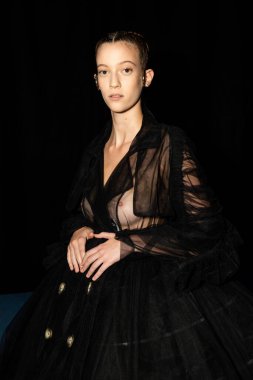 MİLAN, İTALYA 24 EYLÜL: 24 Eylül 2021 'de Milan Kadın Moda Haftası' nda 1. Perde 'den hemen önce sahne arkasında muhteşem bir model poz verdi.