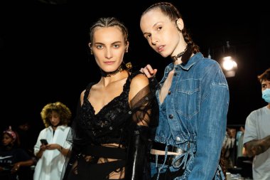 MİLAN, İTALYA 24 EYLÜL: 24 Eylül 2021 'de Milan Kadın Moda Haftası' nda 1. Perde 'den hemen önce sahne arkasında muhteşem modeller poz verdi