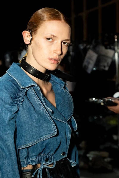 MİLAN, İTALYA 24 EYLÜL: 24 Eylül 2021 'de Milan Kadın Moda Haftası' nda 1. Perde 'den hemen önce sahne arkasında muhteşem bir model poz verdi.