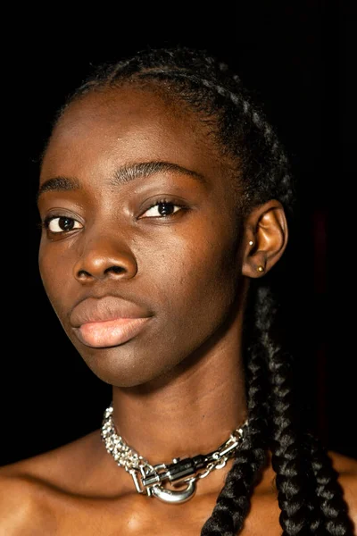 MİLAN, İTALYA 24 EYLÜL: 24 Eylül 2021 'de Milan Kadın Moda Haftası' nda 1. Perde 'den hemen önce sahne arkasında muhteşem bir model poz verdi.