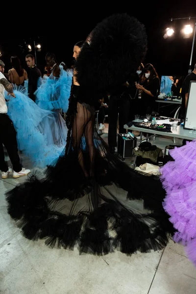 ミラノ イタリア 9月24日 ミラノで開催される2021年9月24日のミラノ女性ファッションウィークでの第1幕の直前の舞台裏での豪華なモデルポーズ — ストック写真