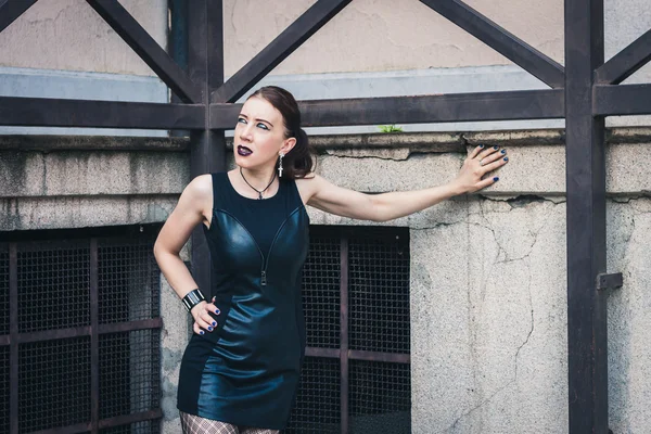 Pretty goth girl posing in urban landscape — Stock Photo, Image