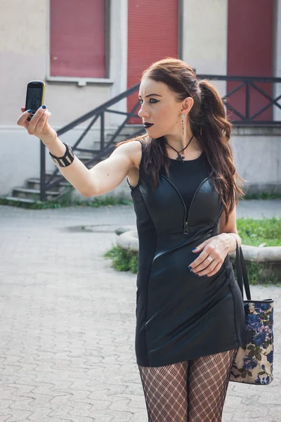 Söt goth flicka med en selfie med sin telefon — Stockfoto