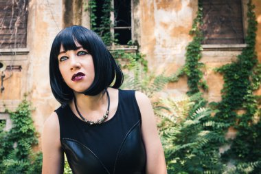 bir şehir parkında poz güzel Gotik kız