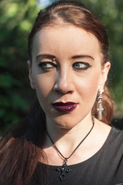 bir şehir parkında poz güzel Gotik kız