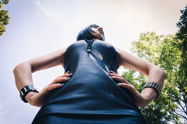 Jolie gothique fille posant dans un parc de la ville — Photo