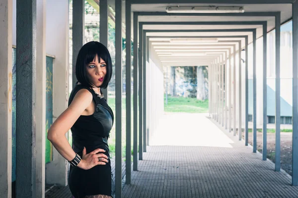 Pretty goth girl posing in urban landscape — Stock Photo, Image