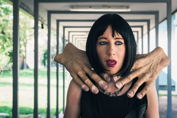 Pretty goth girl choked by two hands — Stock Photo, Image