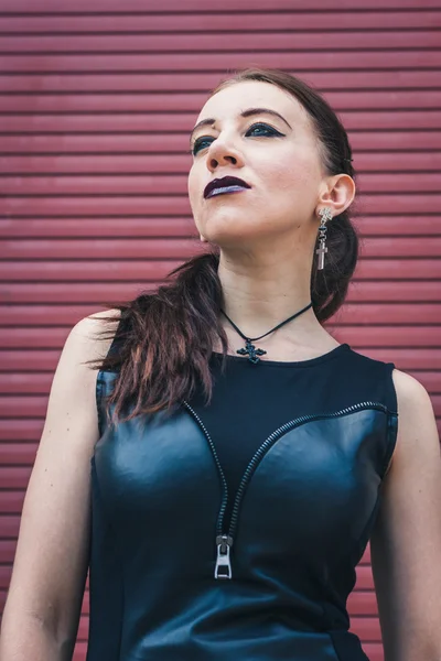 Pretty goth girl posing in urban landscape — Stock Photo, Image