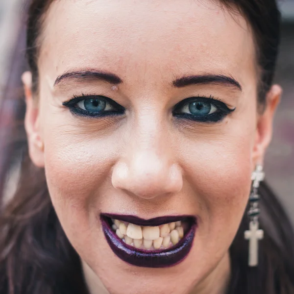 Close-up van een mooi goth meisje poseren in stedelijk landschap — Stockfoto