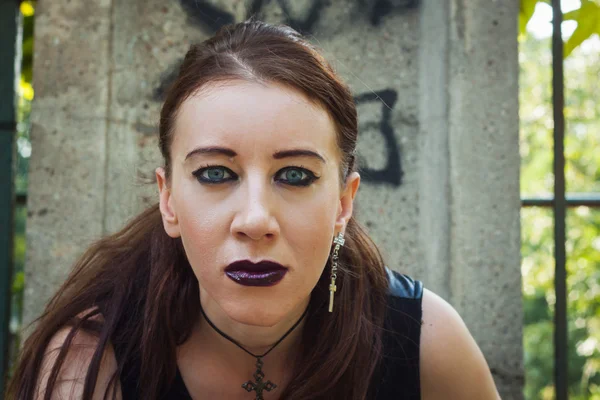 Pretty goth girl posing in a city park — Stock Photo, Image