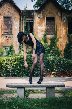 bir şehir parkında poz güzel Gotik kız