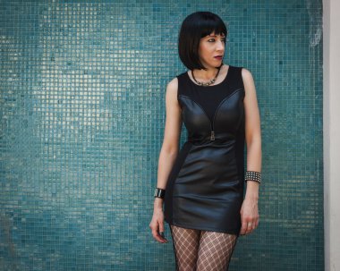 mavi bir duvara poz güzel Gotik kız