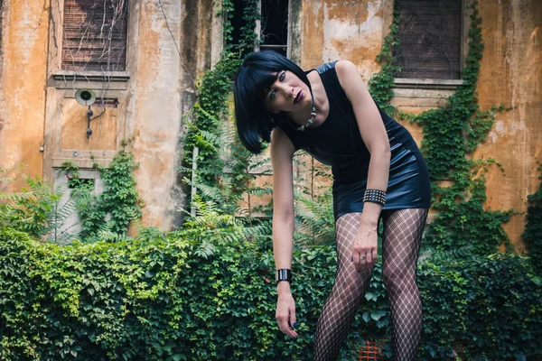 Menina muito gótica posando em um parque da cidade — Fotografia de Stock