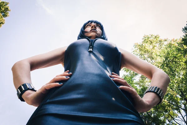 Bella ragazza gotica in posa in un parco della città — Foto Stock