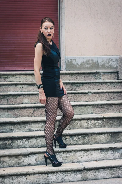 Hübsches goth Mädchen posiert in urbaner Landschaft — Stockfoto