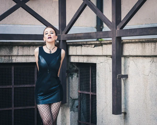 Pretty goth girl posing in urban landscape — Stock Photo, Image