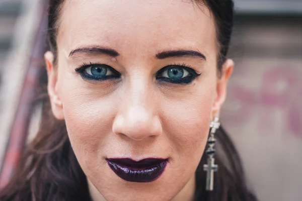 Close-up van een mooi goth meisje poseren in stedelijk landschap — Stockfoto