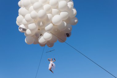 dansçı, milan, İtalya 2014 çalıştırmak renk balonları asılı gerçekleştirir