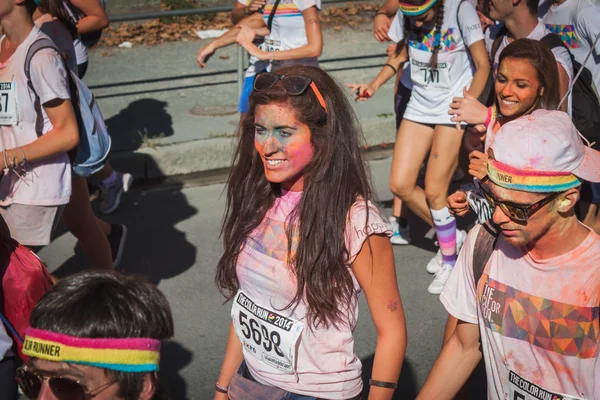 Ribuan orang mengambil bagian dalam Color Run 2014 di Milan, Italia — Stok Foto