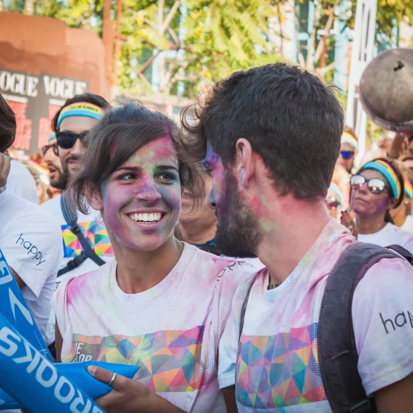 수천의 사람들이 색상 밀라노, 이탈리아에서에서 2014을 실행에 참여 — 스톡 사진
