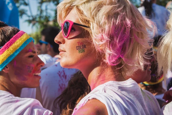 Miles de personas participan en el Color Run 2014 en Milán, Italia —  Fotos de Stock