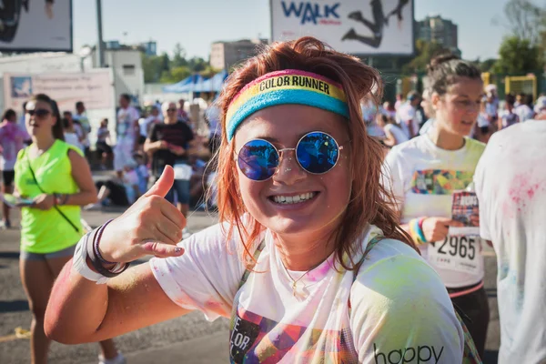 Miles de personas participan en el Color Run 2014 en Milán, Italia —  Fotos de Stock