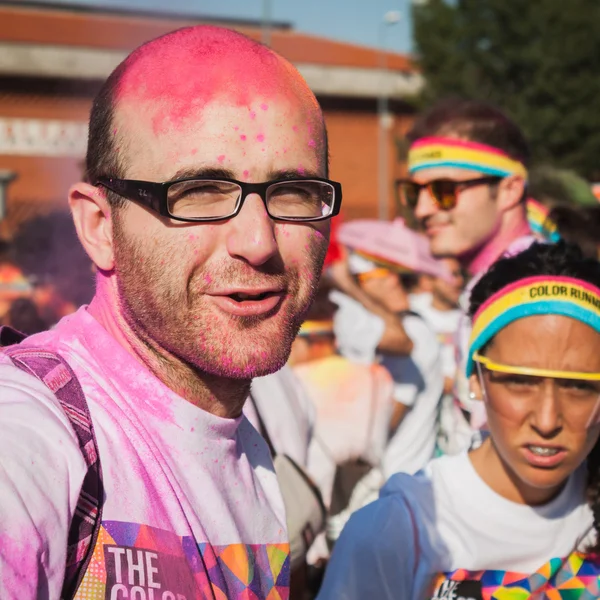 Miles de personas participan en el Color Run 2014 en Milán, Italia —  Fotos de Stock