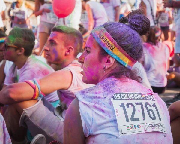 Тысячи людей принимают участие в Color Run 2014 в Милане, Италия — стоковое фото