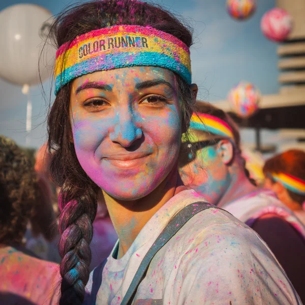 Miles de personas participan en el Color Run 2014 en Milán, Italia —  Fotos de Stock