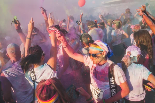 Miles de personas participan en el Color Run 2014 en Milán, Italia —  Fotos de Stock