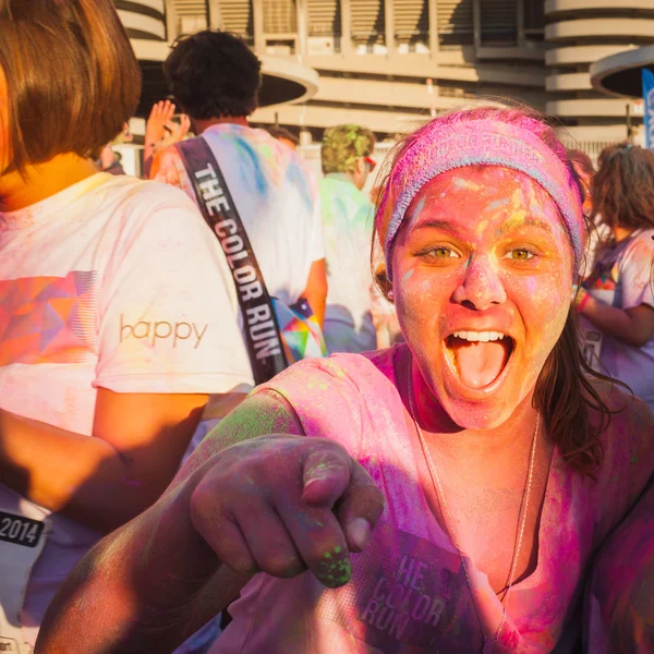 Duizenden mensen deelnemen aan de kleur uitgevoerd 2014 in Milaan, Italië — Stockfoto