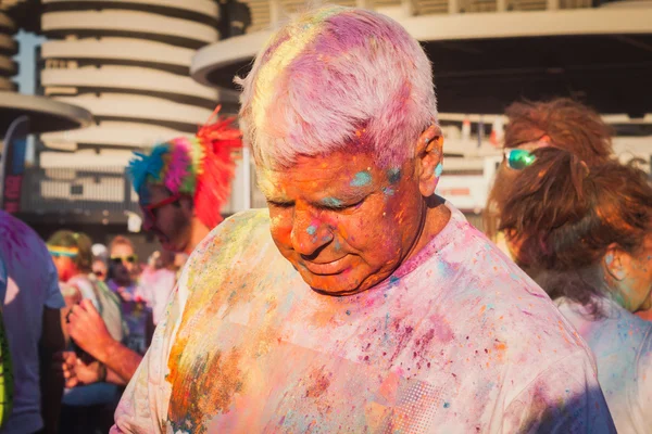 Miles de personas participan en el Color Run 2014 en Milán, Italia —  Fotos de Stock