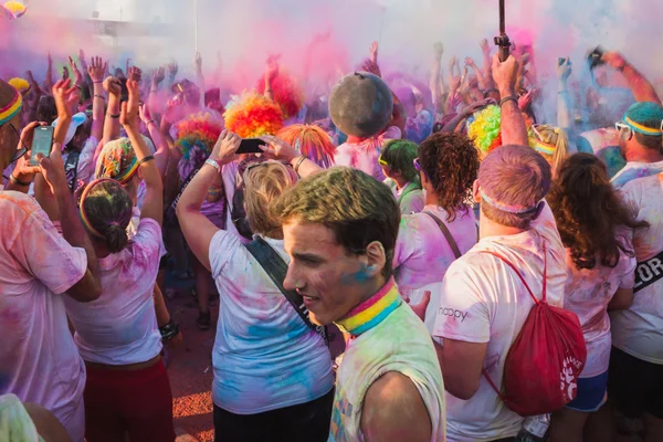 Duizenden mensen deelnemen aan de kleur uitgevoerd 2014 in Milaan, Italië — Stockfoto