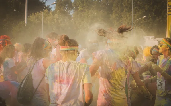Miles de personas participan en el Color Run 2014 en Milán, Italia —  Fotos de Stock